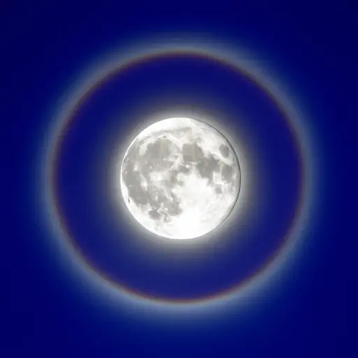 月亮周围有一个明亮的光圈。