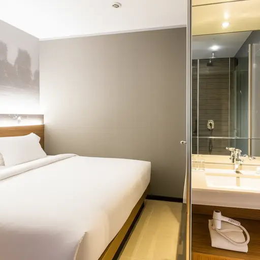 你们提供的舒适房间有淋浴、吹风机之类的设施吗？