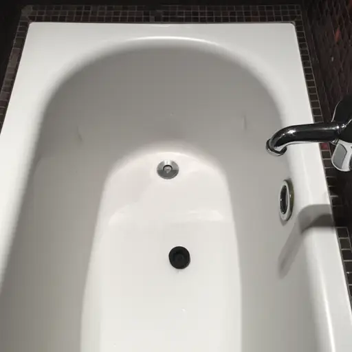 放水前别忘了把浴缸塞子塞上。