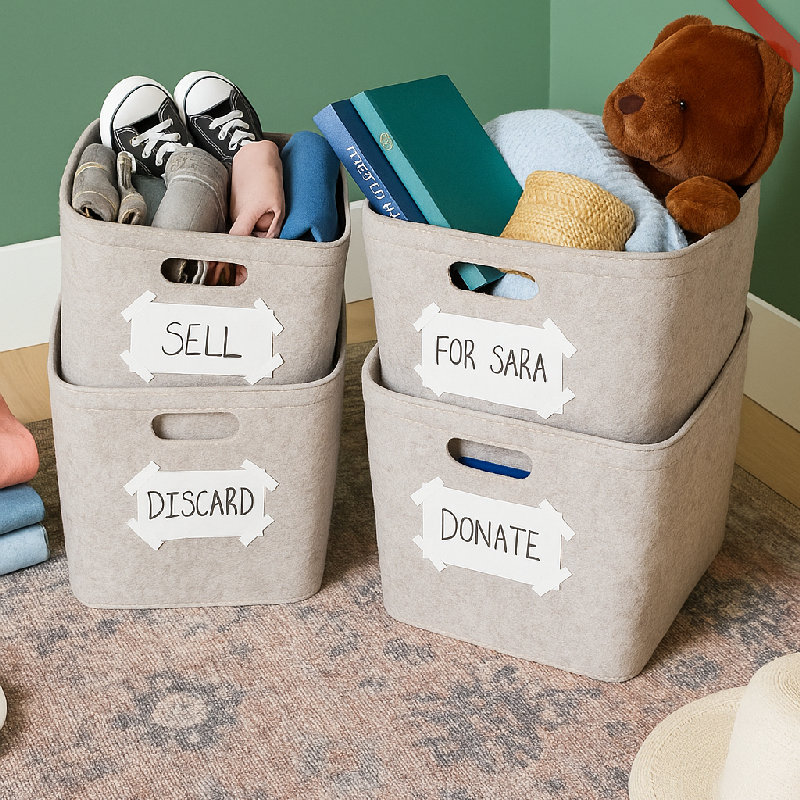 她在清理杂物。