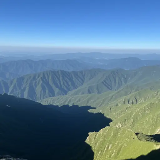 从山顶上可以看到美丽的景色。