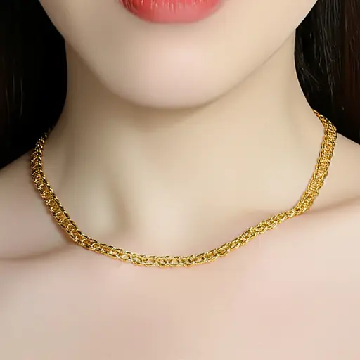 她戴了一条金链子。