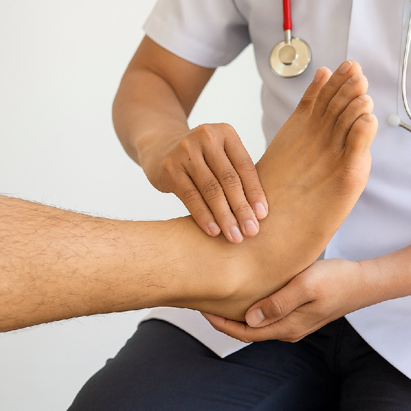 医生检查了他的脚踝，说可能是轻微扭伤。