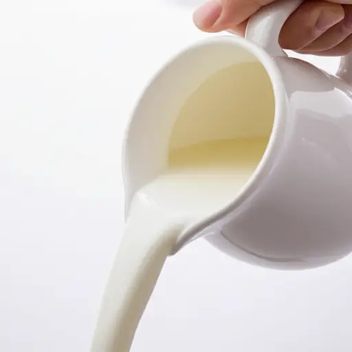 他把牛奶壶装满了新鲜牛奶。