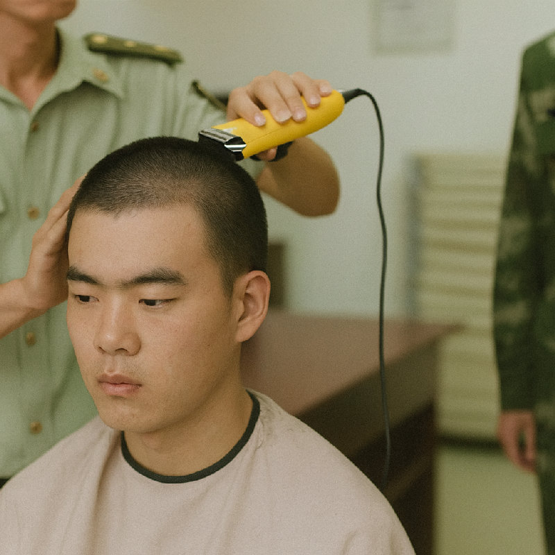 参军后，他必须剪个寸头。