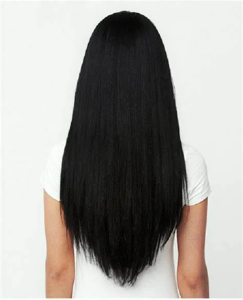 她有一头漂亮的长发垂落在背上。