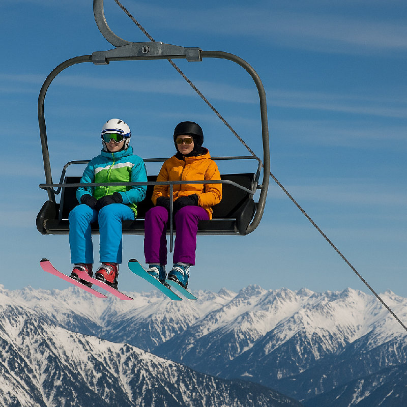 雪场缆车正在缓慢上升。