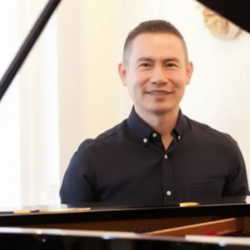 他弹钢琴来放松。