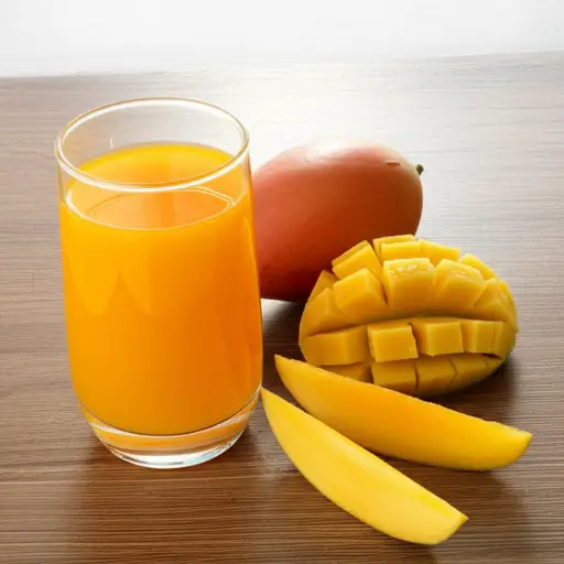 由橙子和芒果制成的果汁