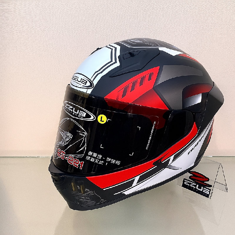 这张图展示了卡丁车比赛中使用的赛车头盔。