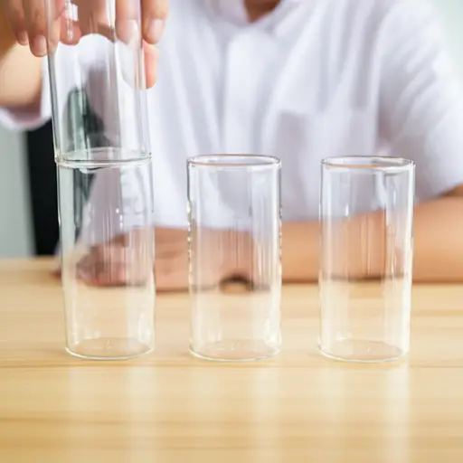 他喝了三杯水。