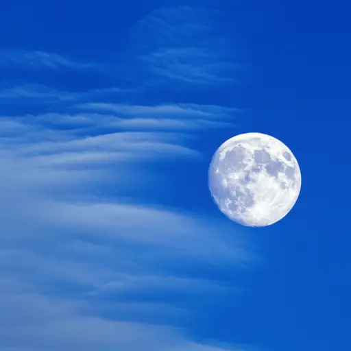 看！月亮从云后面出来了。