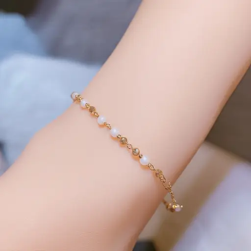 她戴了一条镶有小珠子的手链。