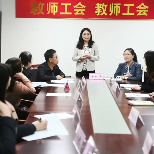 她加入了一个教师工会，以争取更好的工作条件。