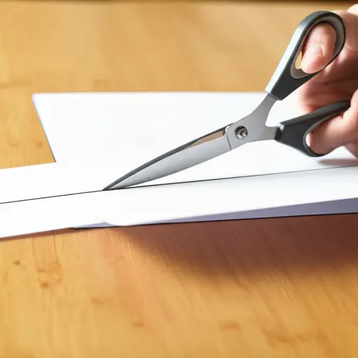 他沿着这条线剪开了纸。