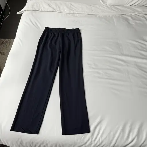 我需要一件上衣来配这条裤子。