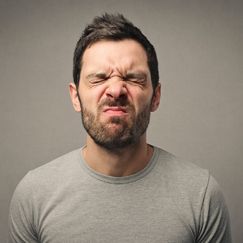 他抽了抽鼻子，想让堵塞的鼻子通畅一下。