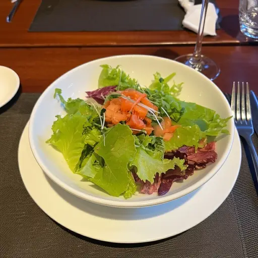 他们把沙拉盛在一个单独的碗里。