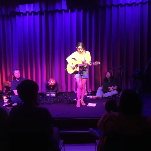 她是一位有才华的吉他手，在当地的俱乐部演出。