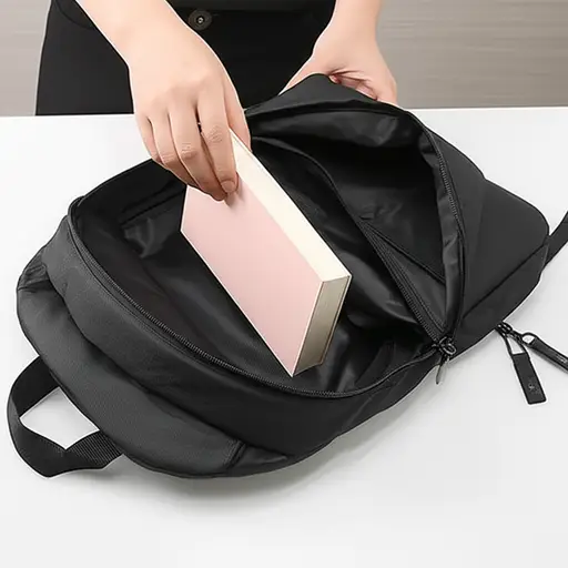 请把书放进书包里。