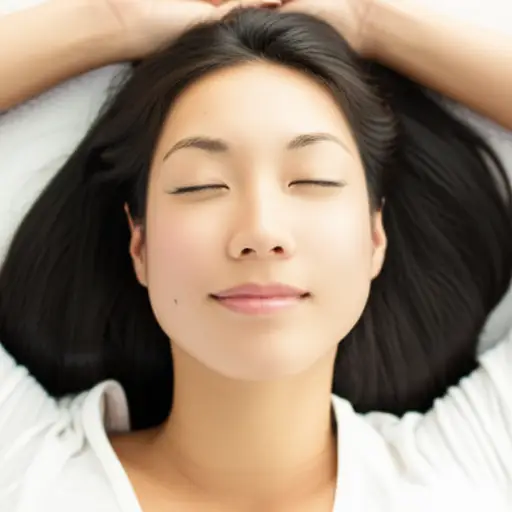 她的眼睛闭着，所以我认为她睡着了。