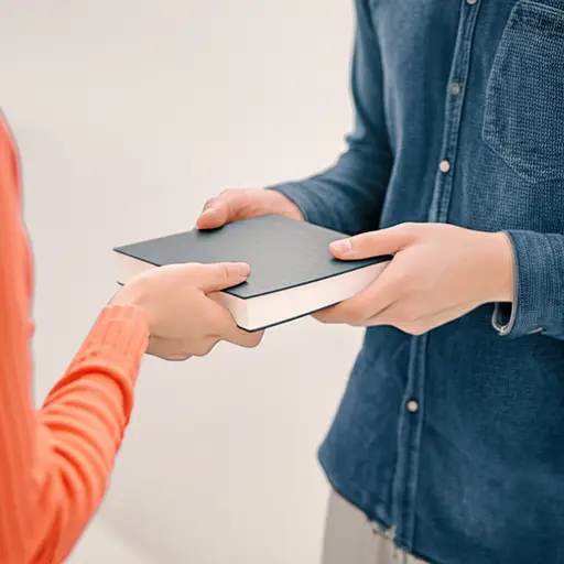 你能把这本书给她吗？