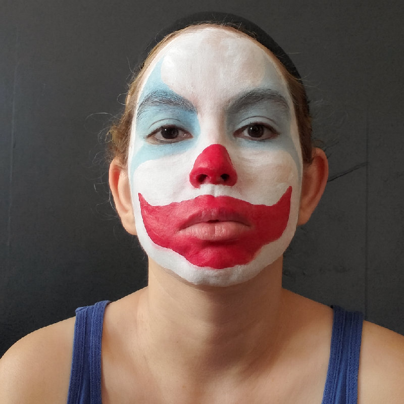 小丑把鼻尖涂成了红色。