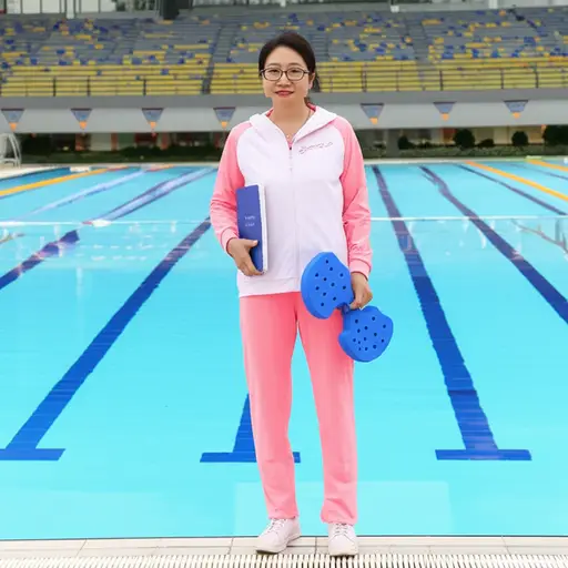 我的英语老师也是一位游泳教练。