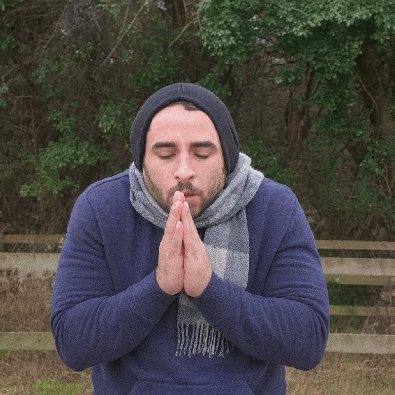 他搓着双手来让它们暖和起来。