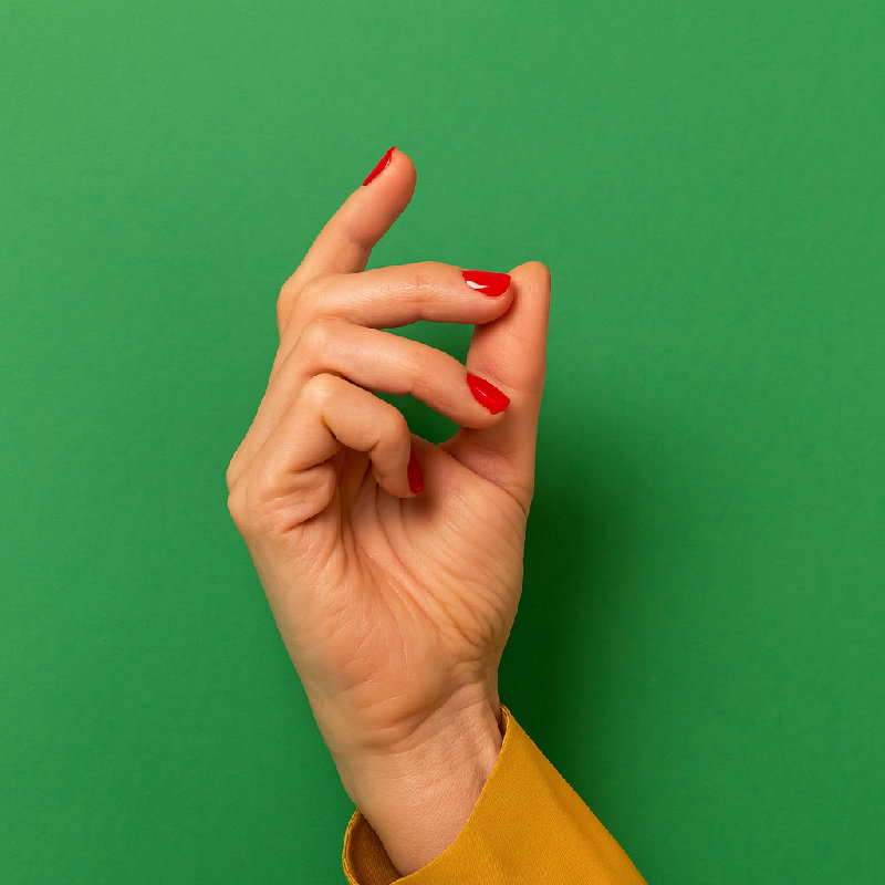 她打了个响指来吸引他的注意。