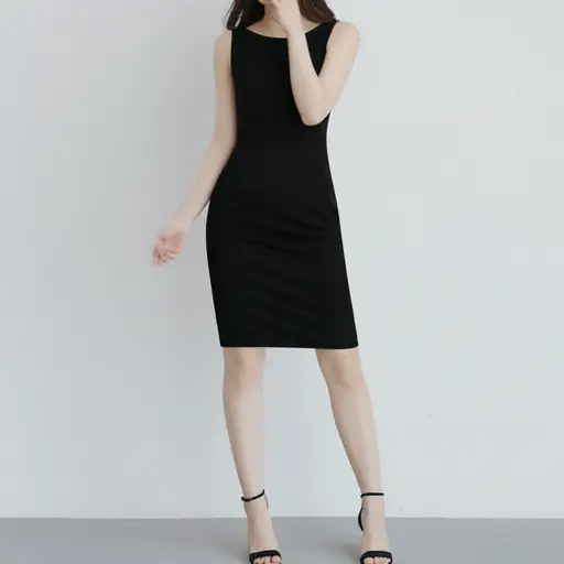 特蕾西穿着一件简单的黑色连衣裙。