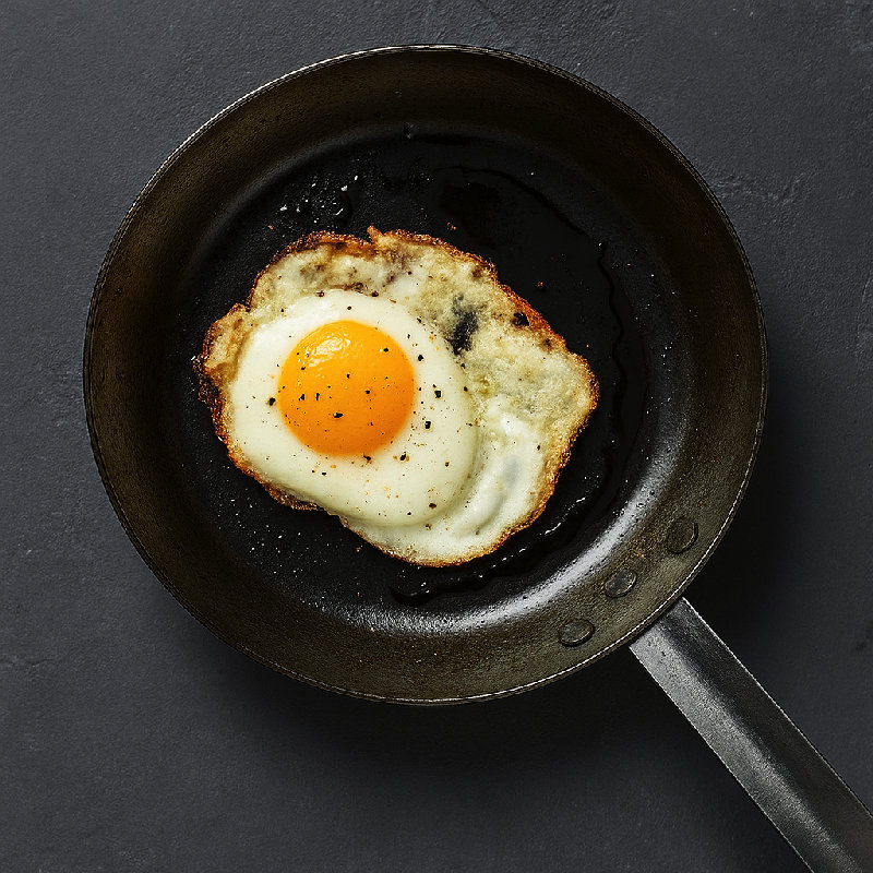 她早餐煎了鸡蛋。