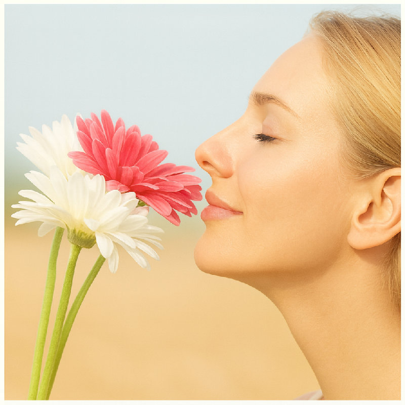 她闻了闻花的香味。