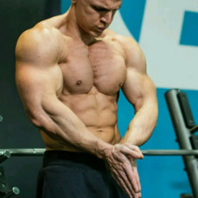 他绷紧了他的胸肌。