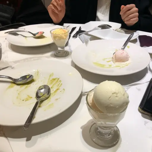 主菜之后，我们吃了冰淇淋。