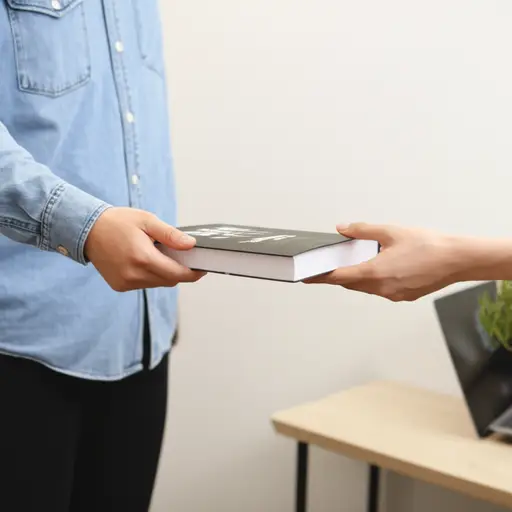 你能把这本书给他吗？