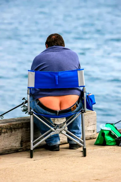 他的臀沟露出来了。