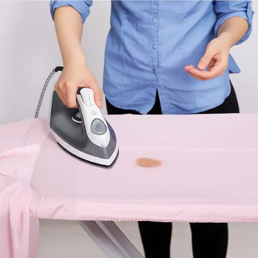 我在熨烫时不小心把衬衫烧坏了。