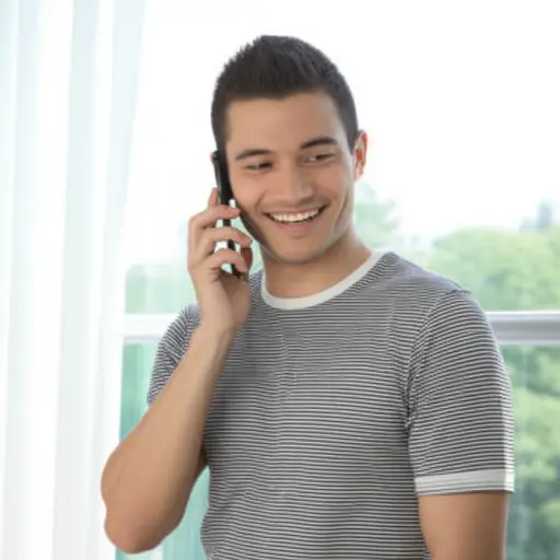 阿奇说他明天会去看他弟弟。