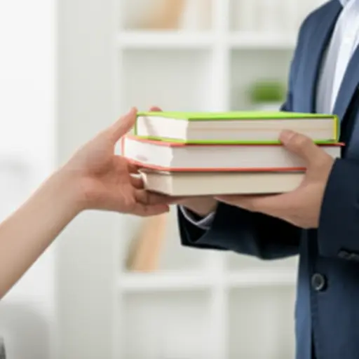 她要求他归还从她那里借的书。