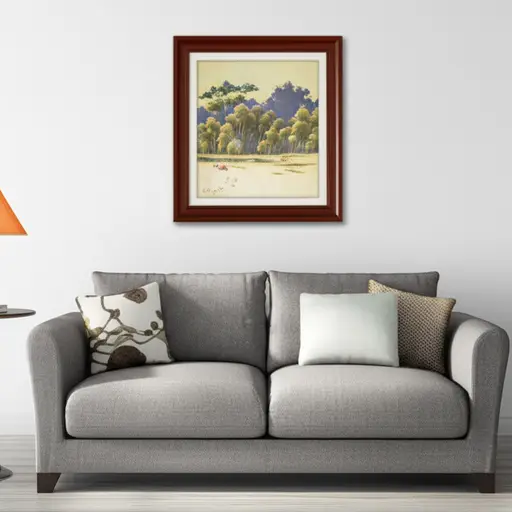 这幅画挂在沙发上方。
