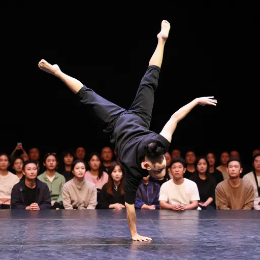 在观众警觉的注视下，表演者完美无瑕地完成了那个高难度动作。