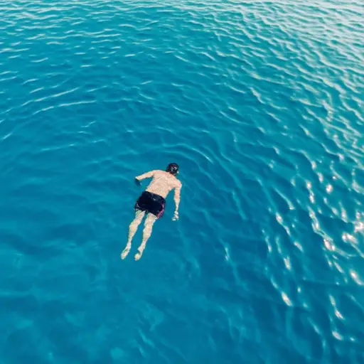 我喜欢在海洋里游泳。