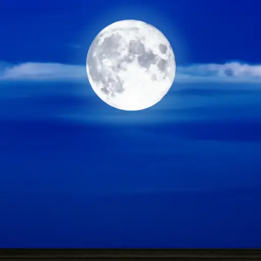 满月缓缓从地平线上升起。