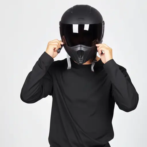 把头盔的带子系在你的下巴下面。