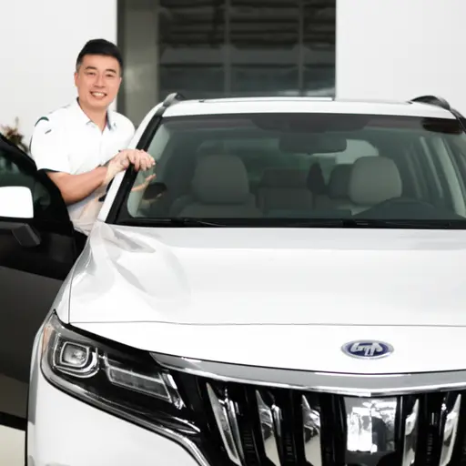 他买了一辆新车。