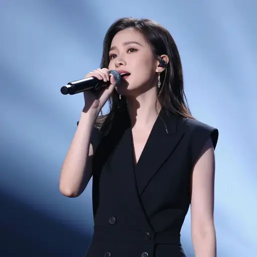 在句子'She sings well'（她唱得很好）中，'sings'（唱）是一个动词。