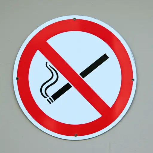 看，那里有个写着“禁止吸烟”的标志。