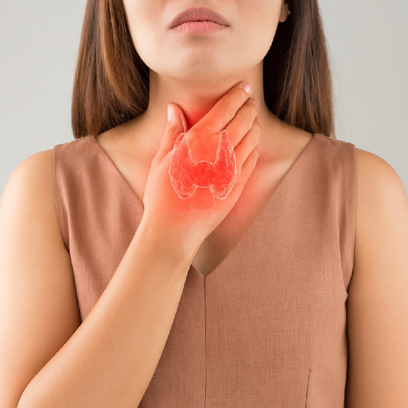 由于天气寒冷，她嗓子痛起来了。