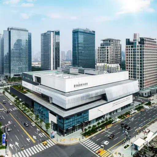 博物馆位于市中心。